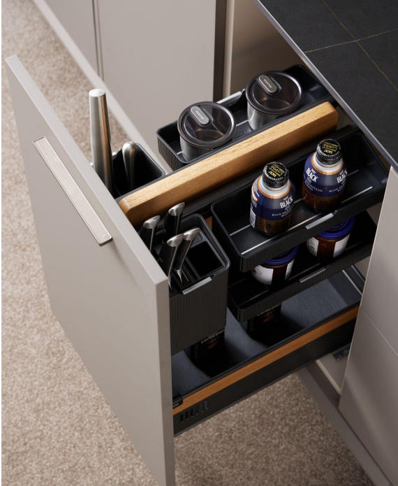 Pull-out spice organiser