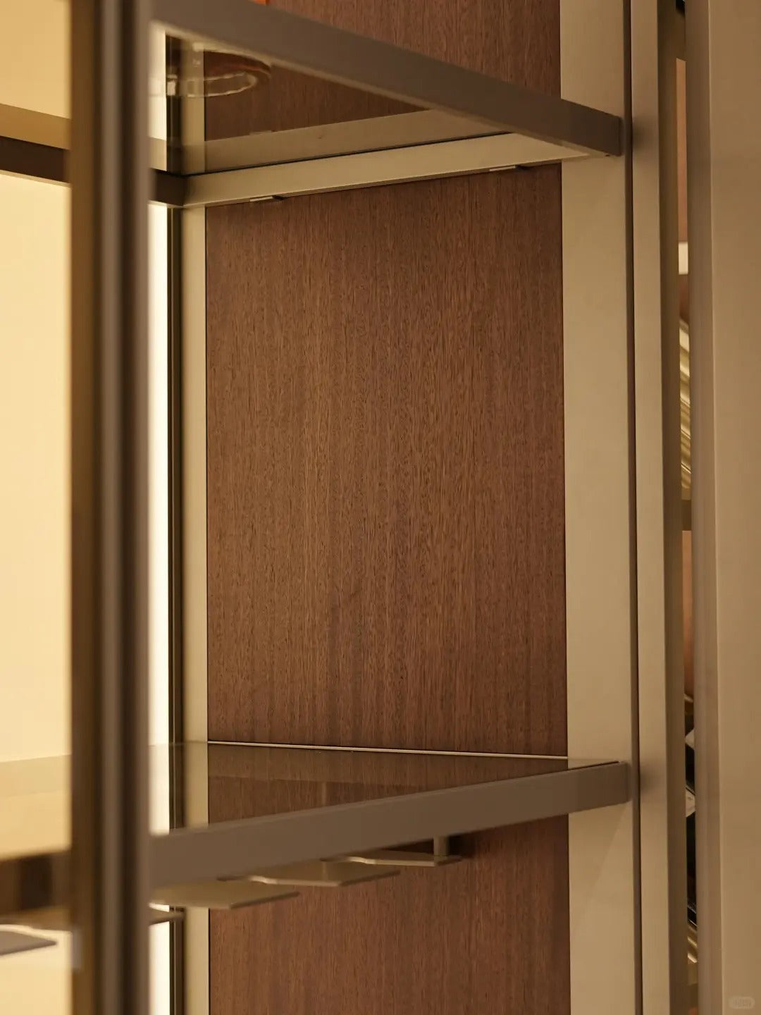 Aluminium-framed transparent glass wardrobe shelf