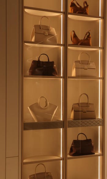 Warm illuminated handbag display cabinet